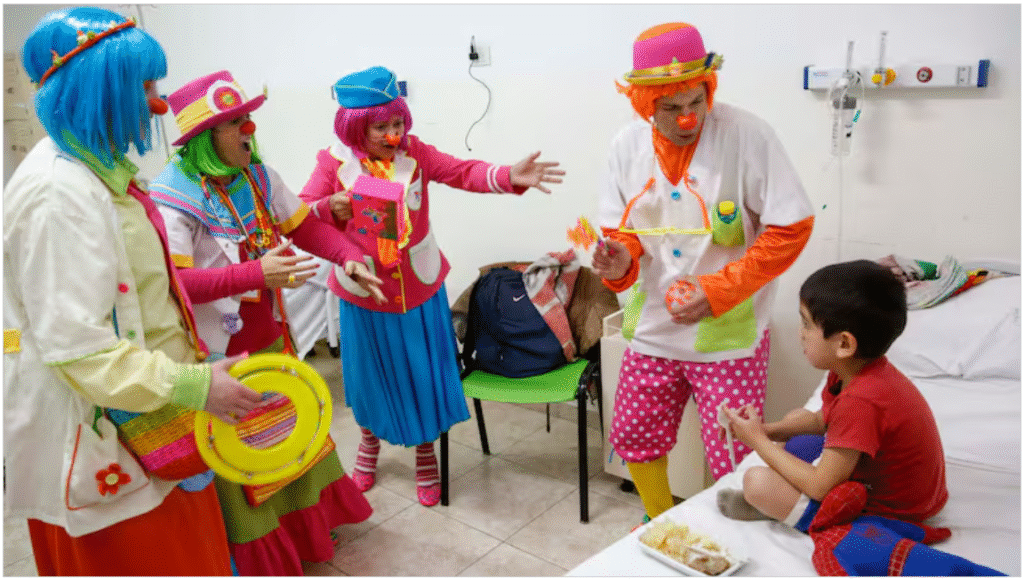 La Dra. Mireta Beta comanda el grupo de payamédicos que visita a los chicos internados en el Hospital Municipal de Pediatría Federico Falcón, en Del Viso.